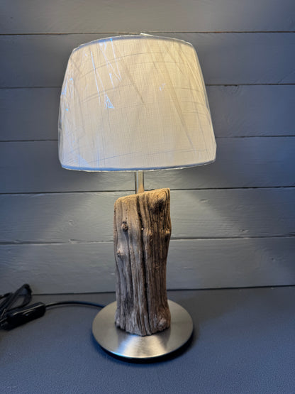 Stimmungsvolle Treibholzlampe als Deko im Esszimmer oder Büro