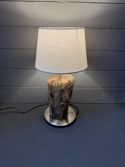 Seitenansicht: Kombination aus minimalistischem Fuß und rauem Holz