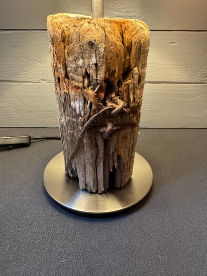 Detailansicht Treibholzlampe Pellworm – sichtbare Holzstruktur und Maserung