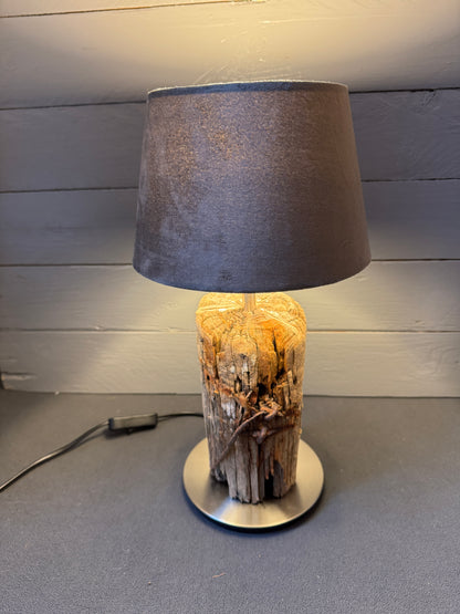 Rostige Metallreste im Treibholz – rustikale Details als Teil des Designs