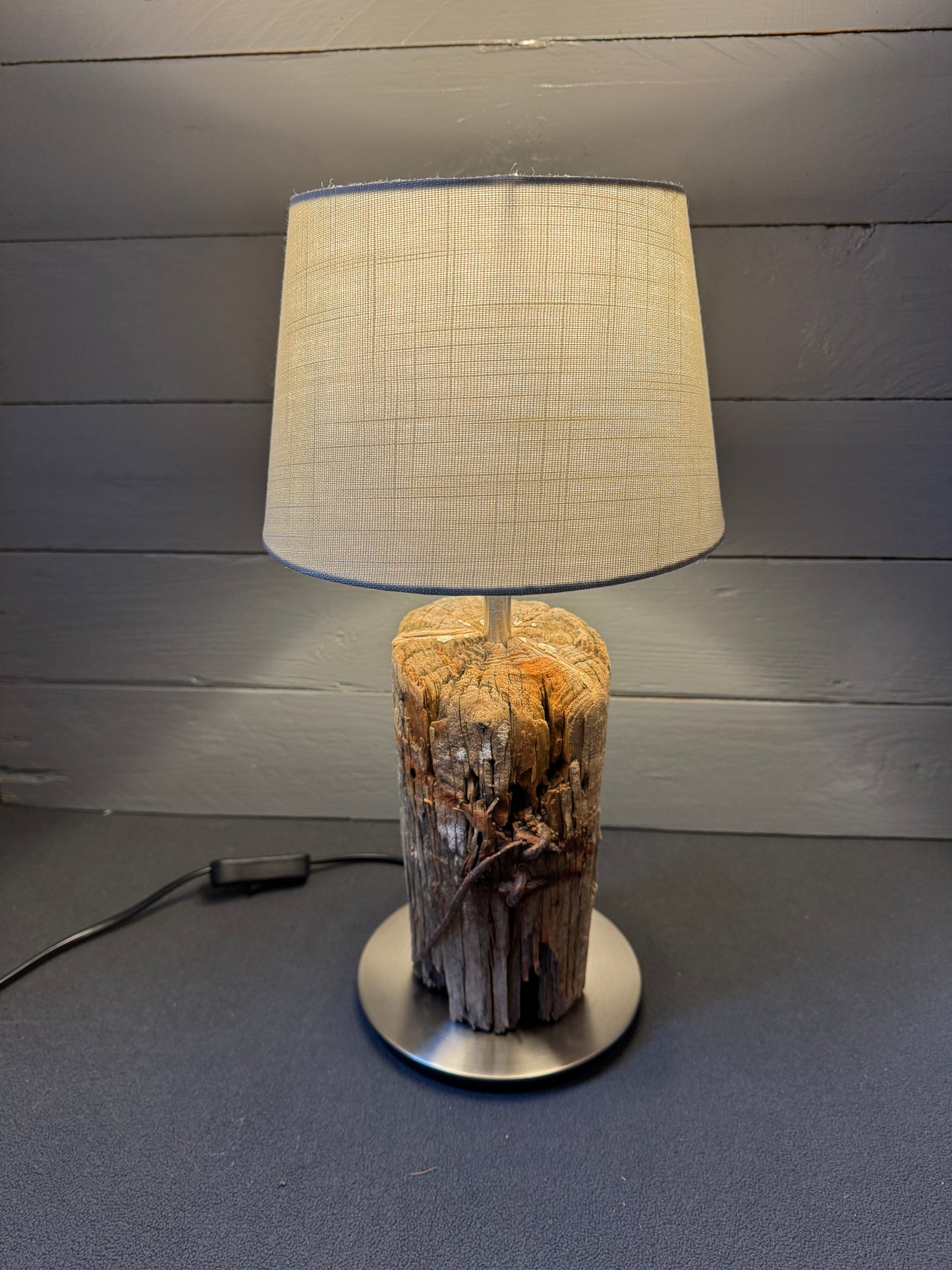 Nachhaltige Treibholzlampe Nordlicht Pellworm mit einzigartiger Holzstruktur