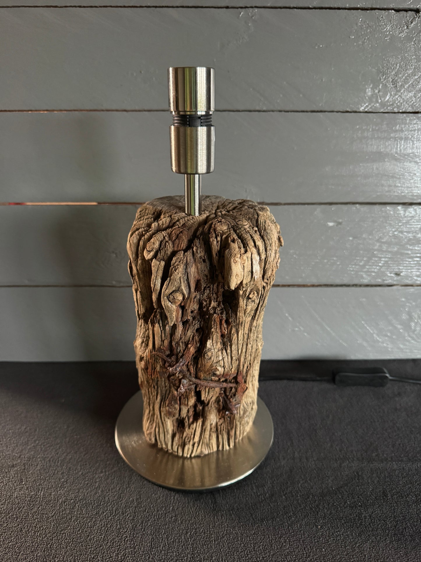 Treibholzlampe aus Nordseeholz ohne Lampenschirm mit natürlicher Struktur