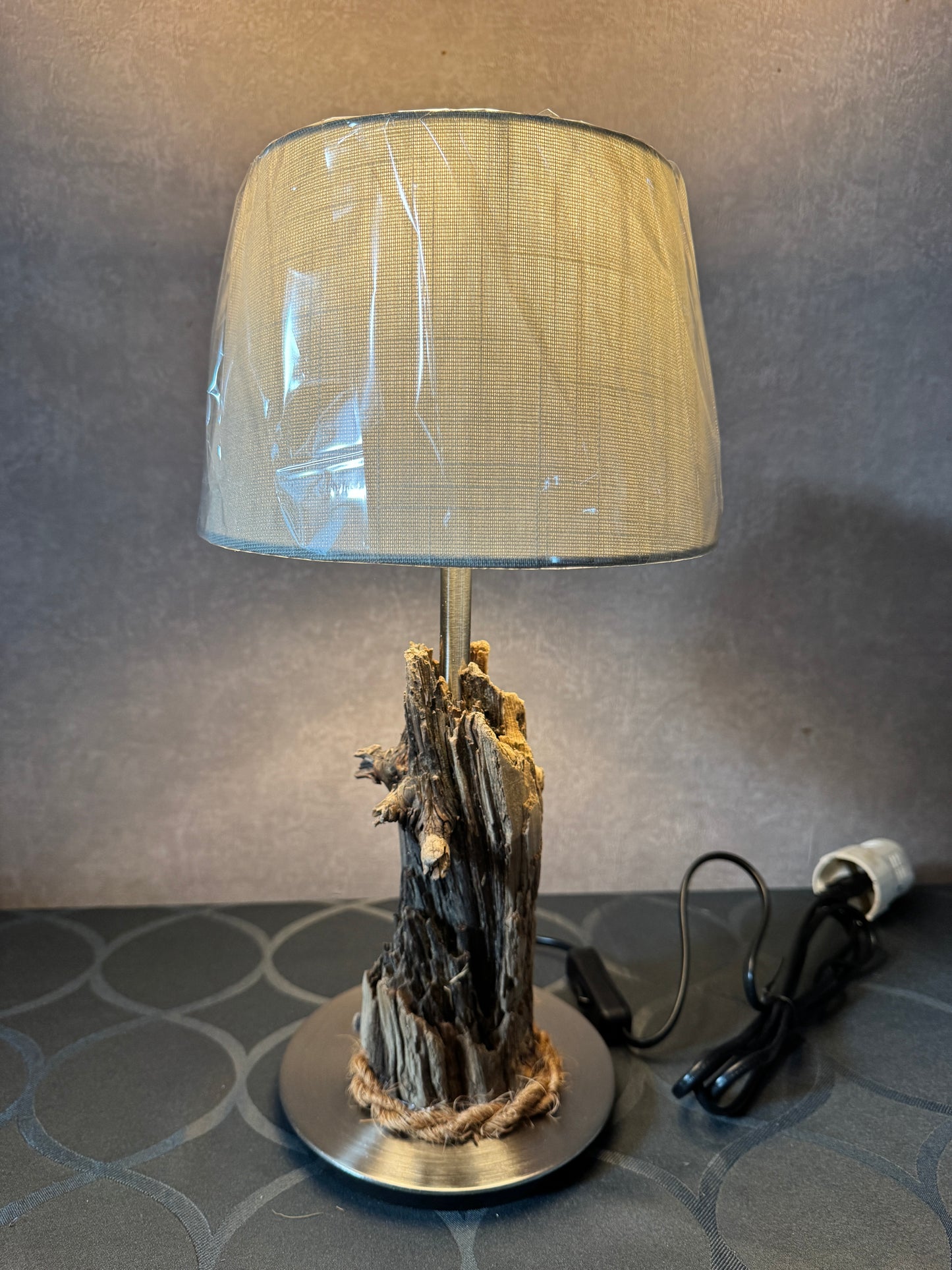 Detailansicht Treibholzlampe St. Peter-Ording – sichtbare Holzstruktur und Maserung