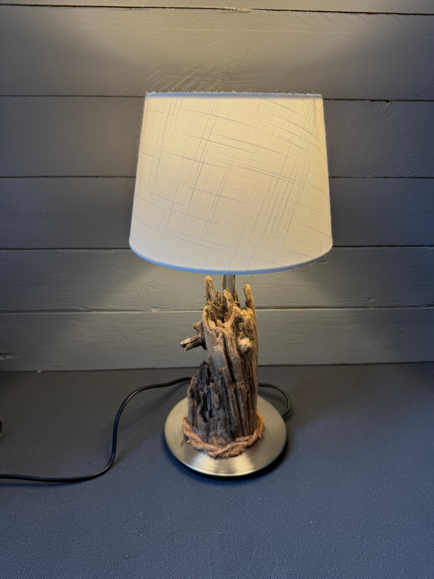 Handgefertigte Strandgutlampe als Statement für dein Zuhause