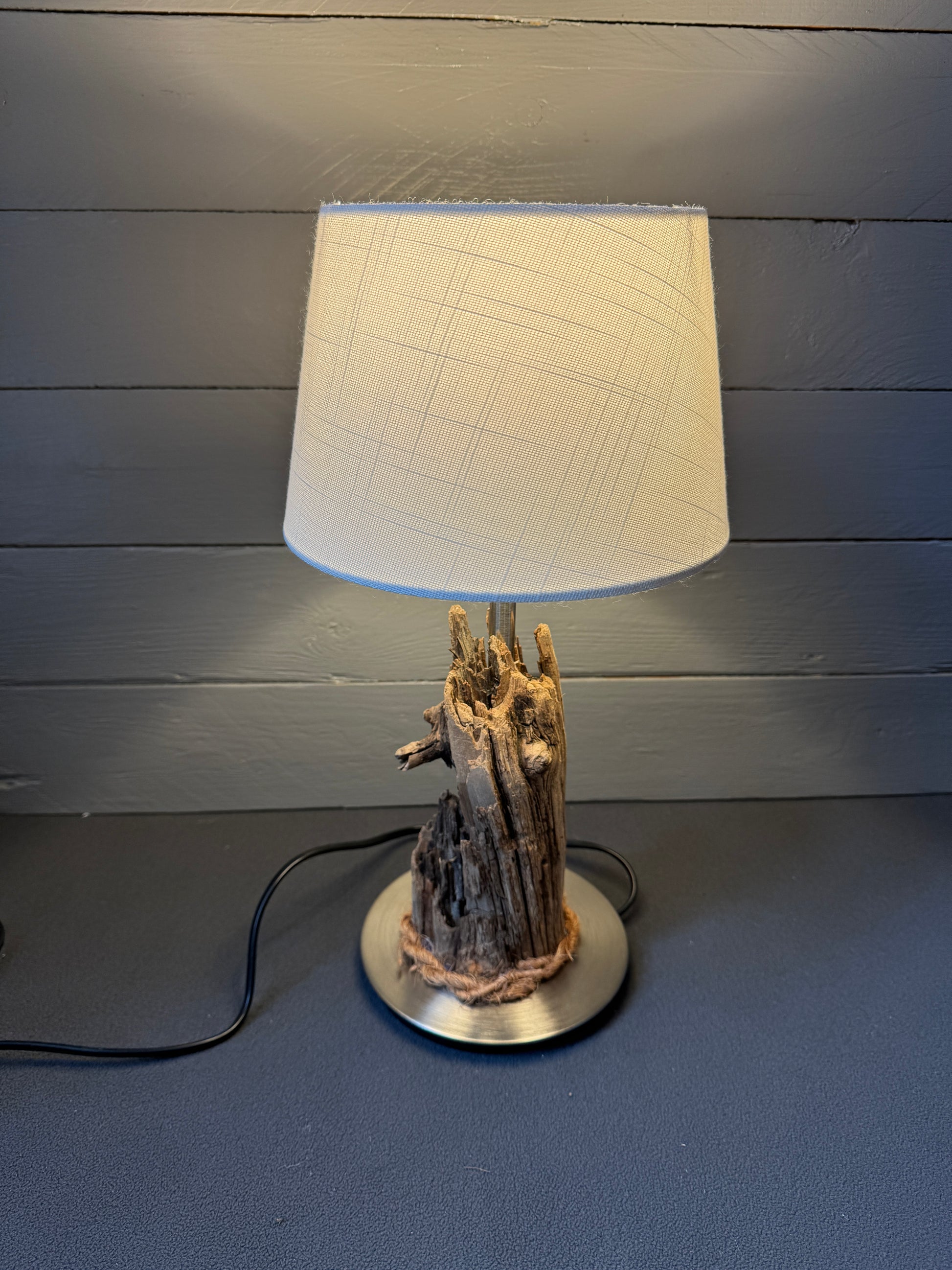 Handgefertigte Strandgutlampe als Statement für dein Zuhause