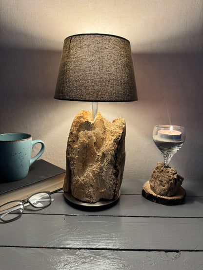 Treibholzlampe mit grauem Lampenschirm 20 cm leuchtend