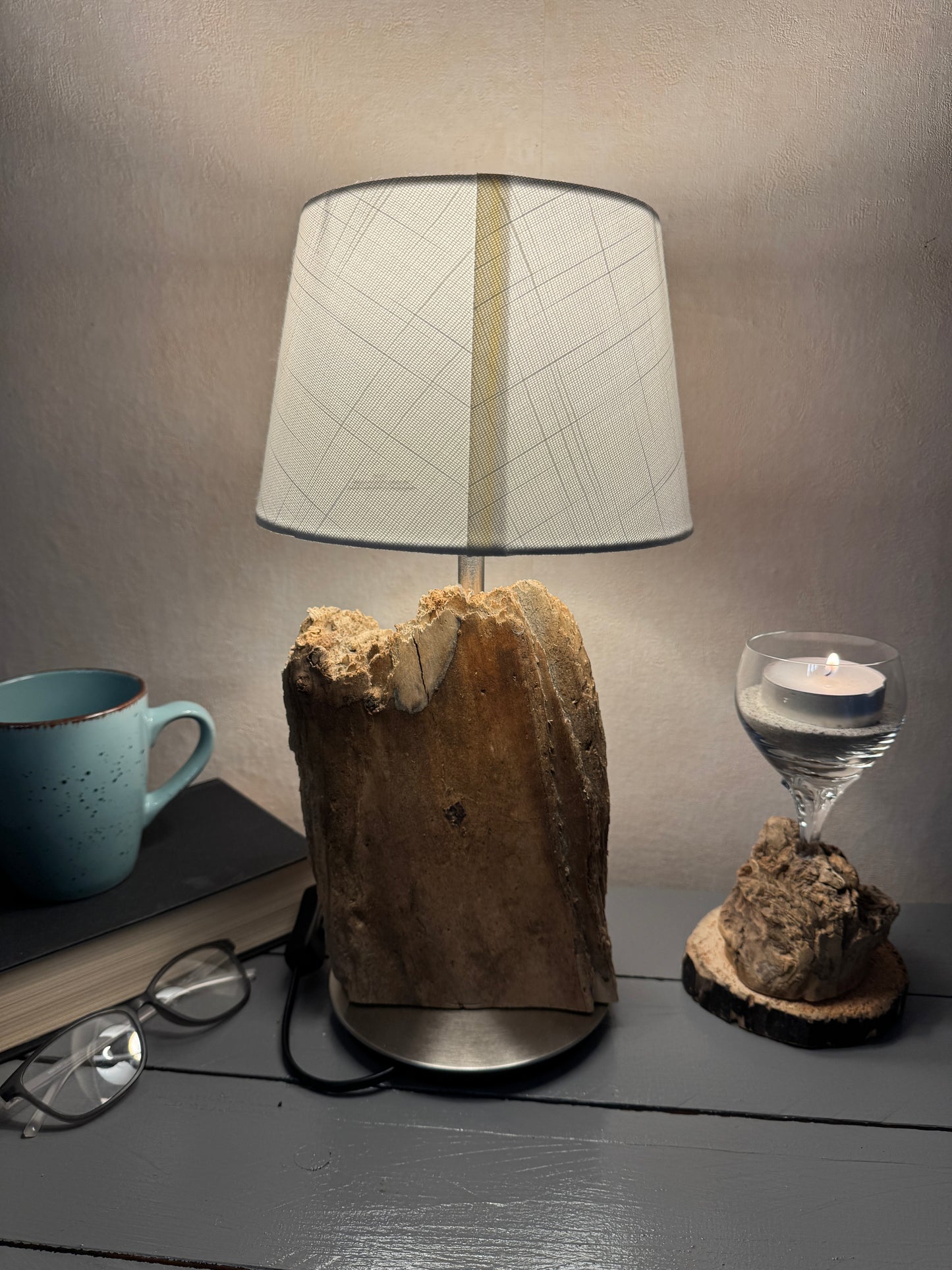Treibholzlampe mit weißem Lampenschirm 20 cm hell leuchtend von hinten