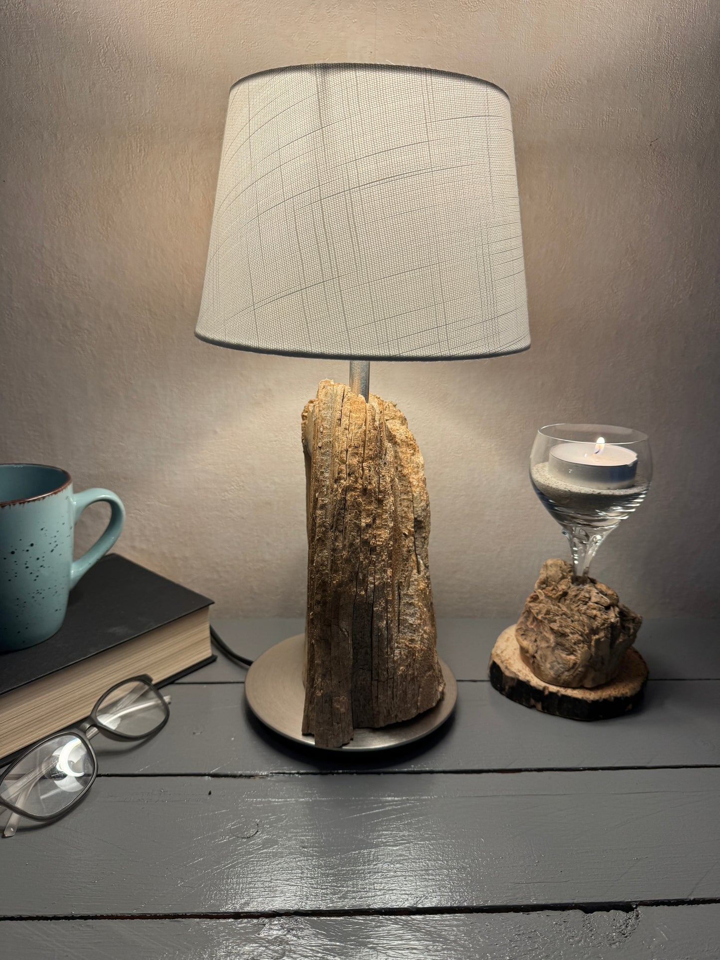 Treibholzlampe mit weißem Lampenschirm 20 cm hell leuchtend von der Seite