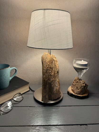 Treibholzlampe mit weißem Lampenschirm 20 cm hell leuchtend von der Seite