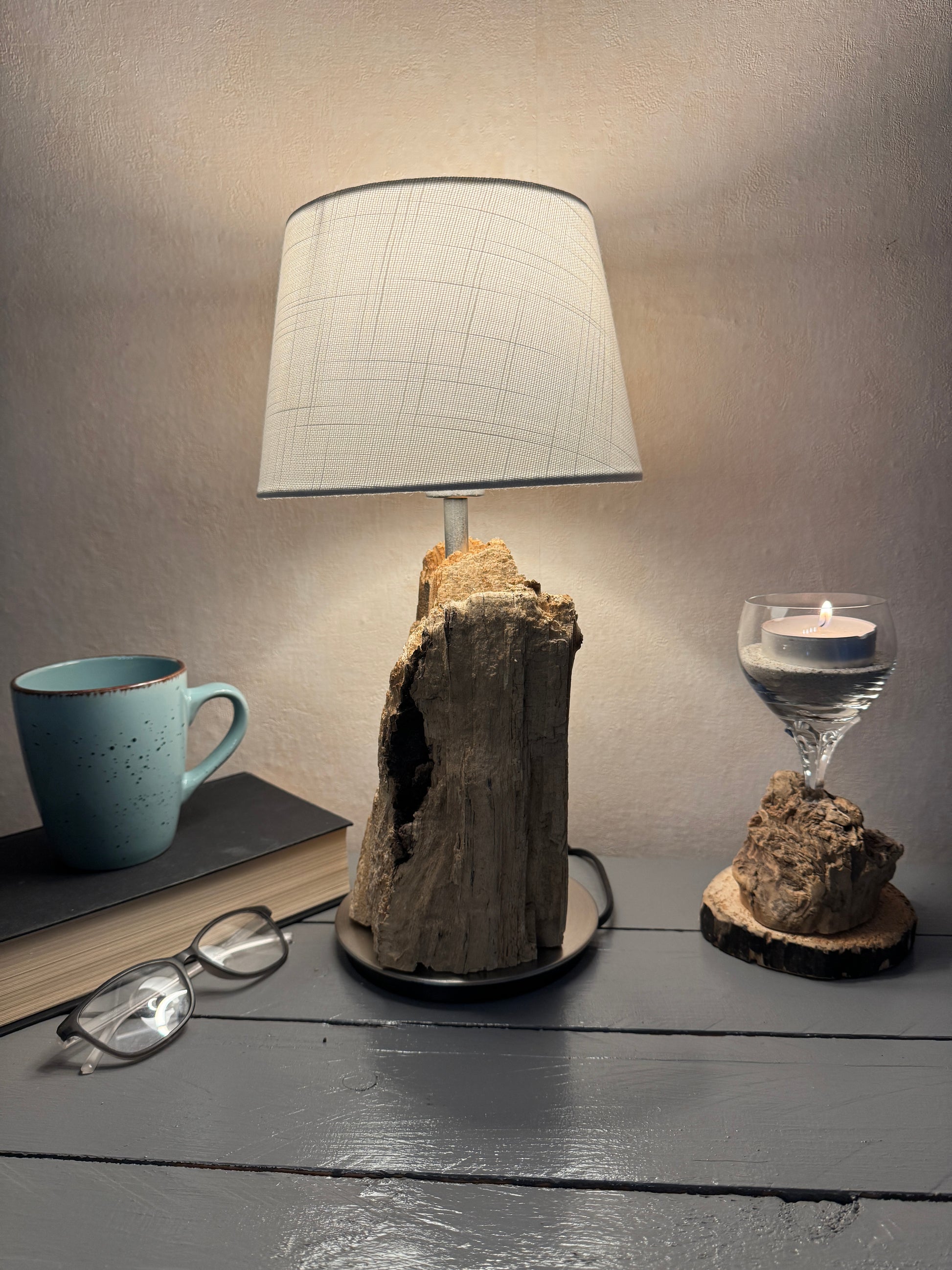 Treibholzlampe mit weißem Lampenschirm 20 cm hell leuchtend von der Seite