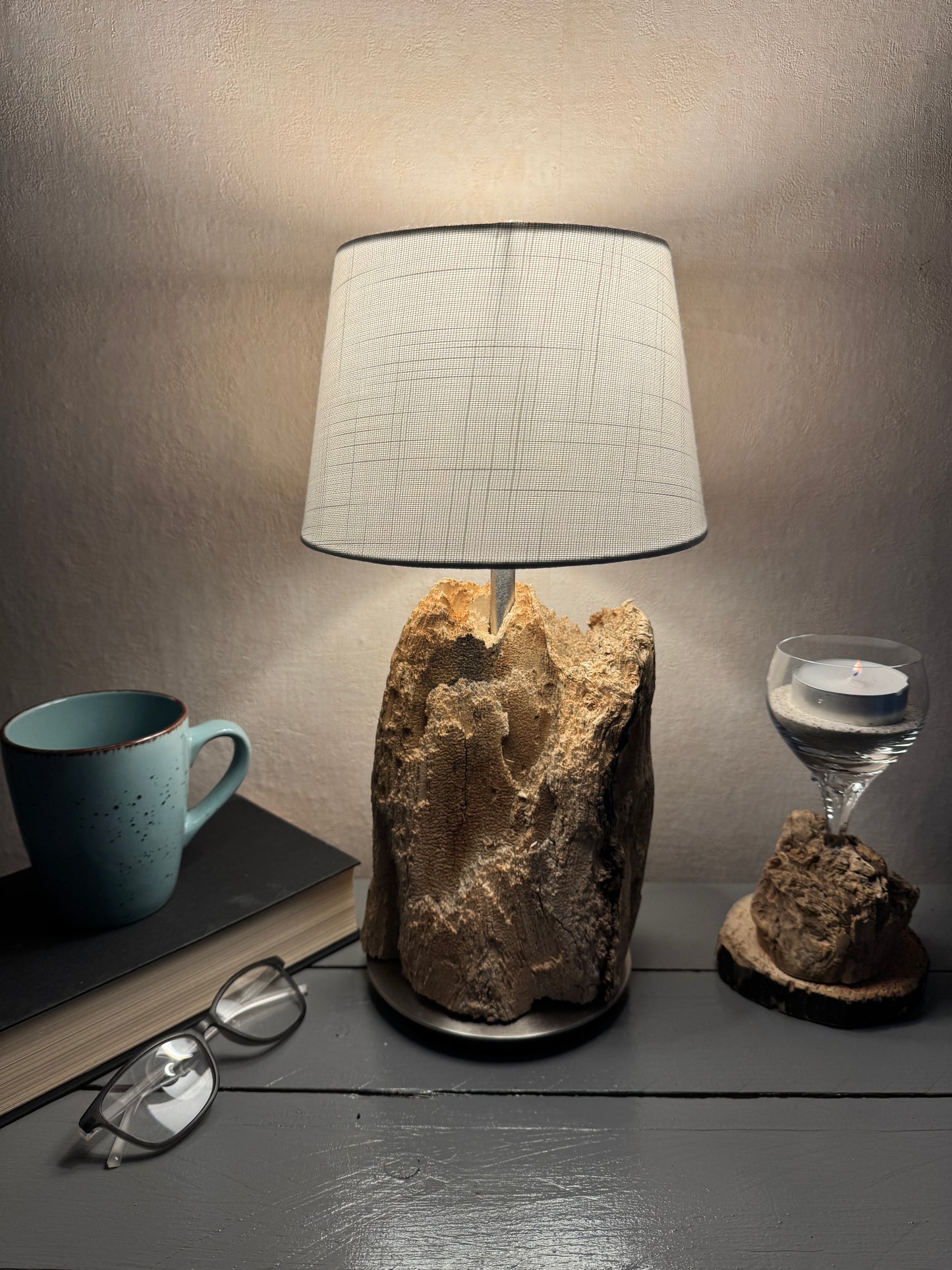 Treibholzlampe mit weißem Lampenschirm 20 cm hell leuchtend von vorne