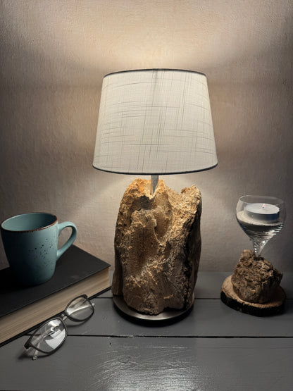 Treibholzlampe mit weißem Lampenschirm 20 cm hell leuchtend von vorne
