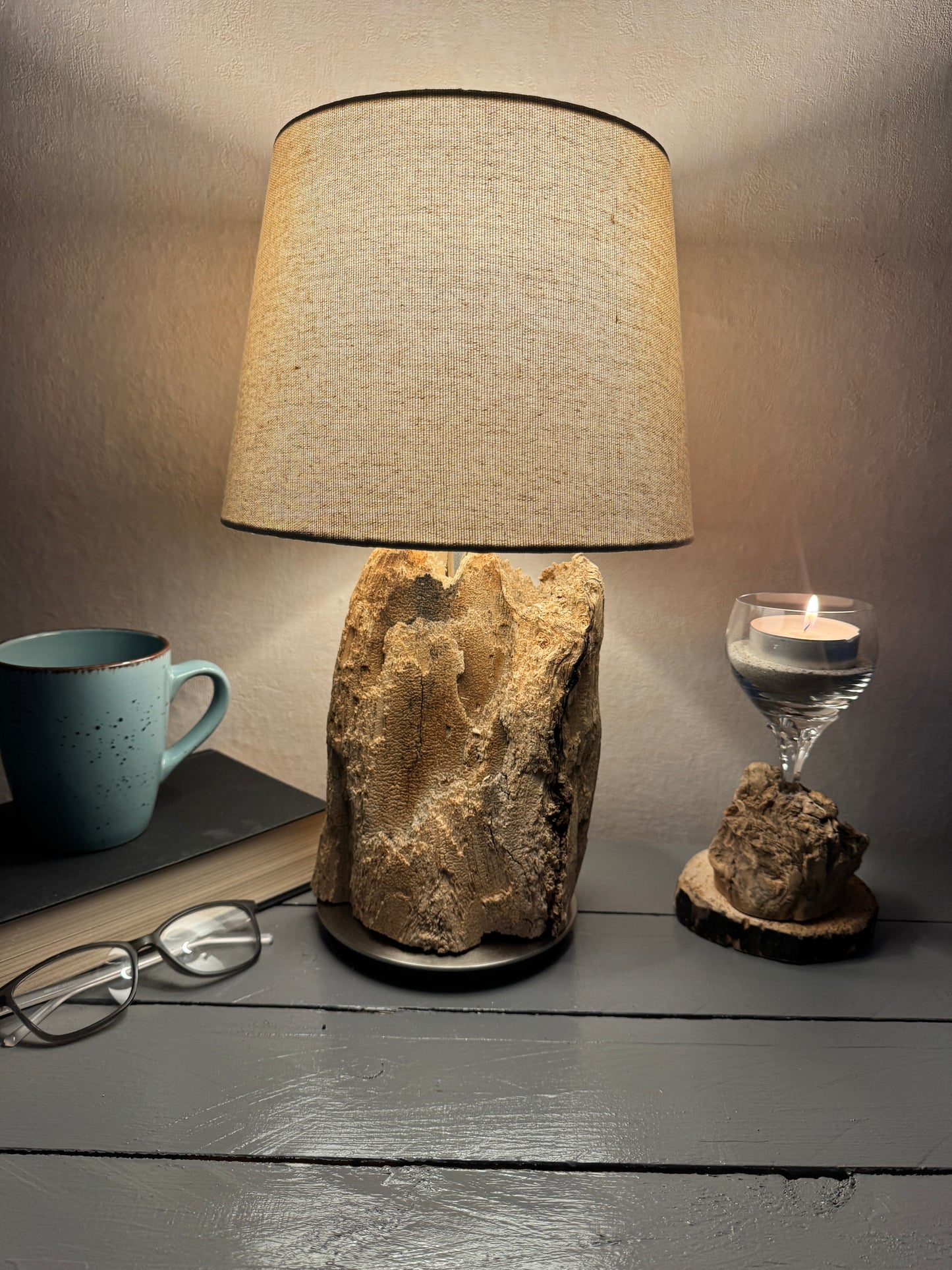 Treibholzlampe mit beigem Lampenschirm 24 cm leuchtend