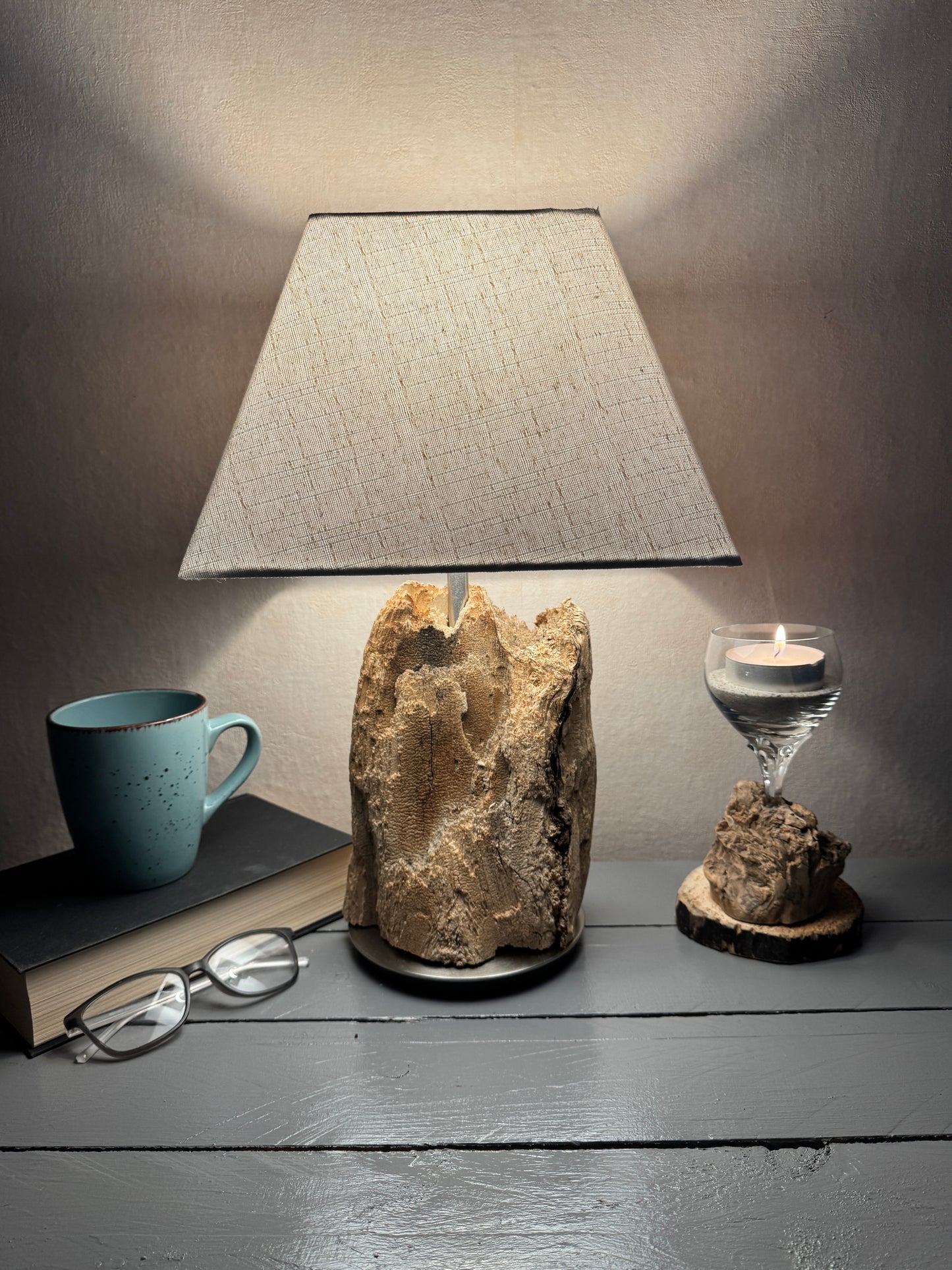 Treibholzlampe mit eckigem beigem Lampenschirm