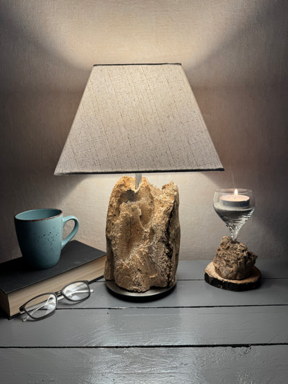 Treibholzlampe mit eckigem beigem Lampenschirm