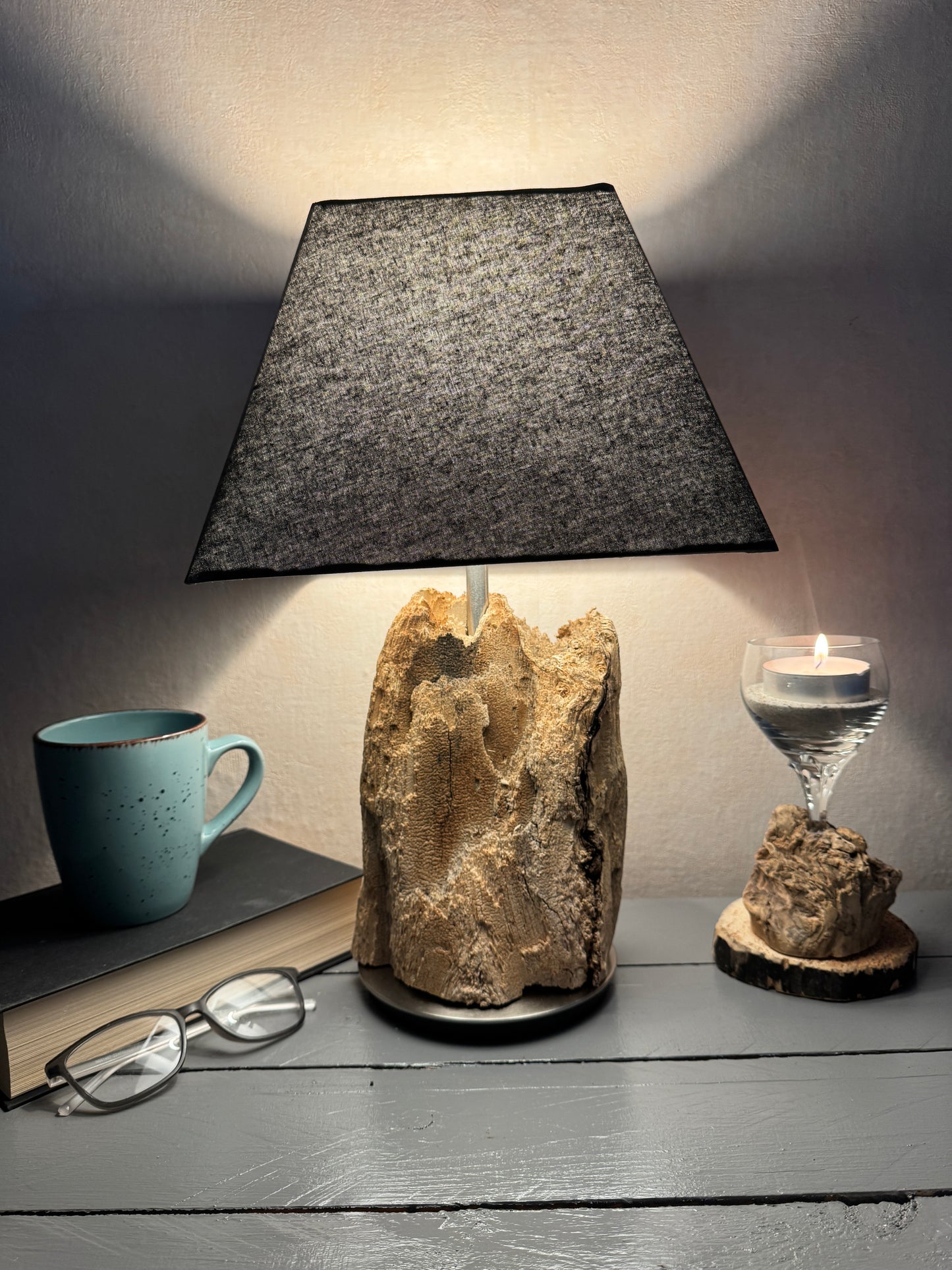 Treibholzlampe mit eckigem grauem Lampenschirm