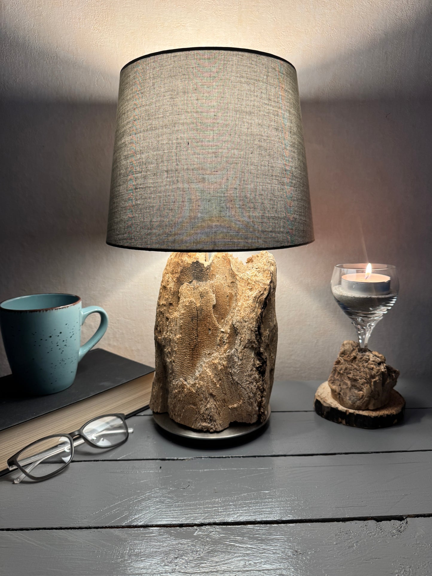 Treibholzlampe mit grauem Lampenschirm 24 cm leuchtend