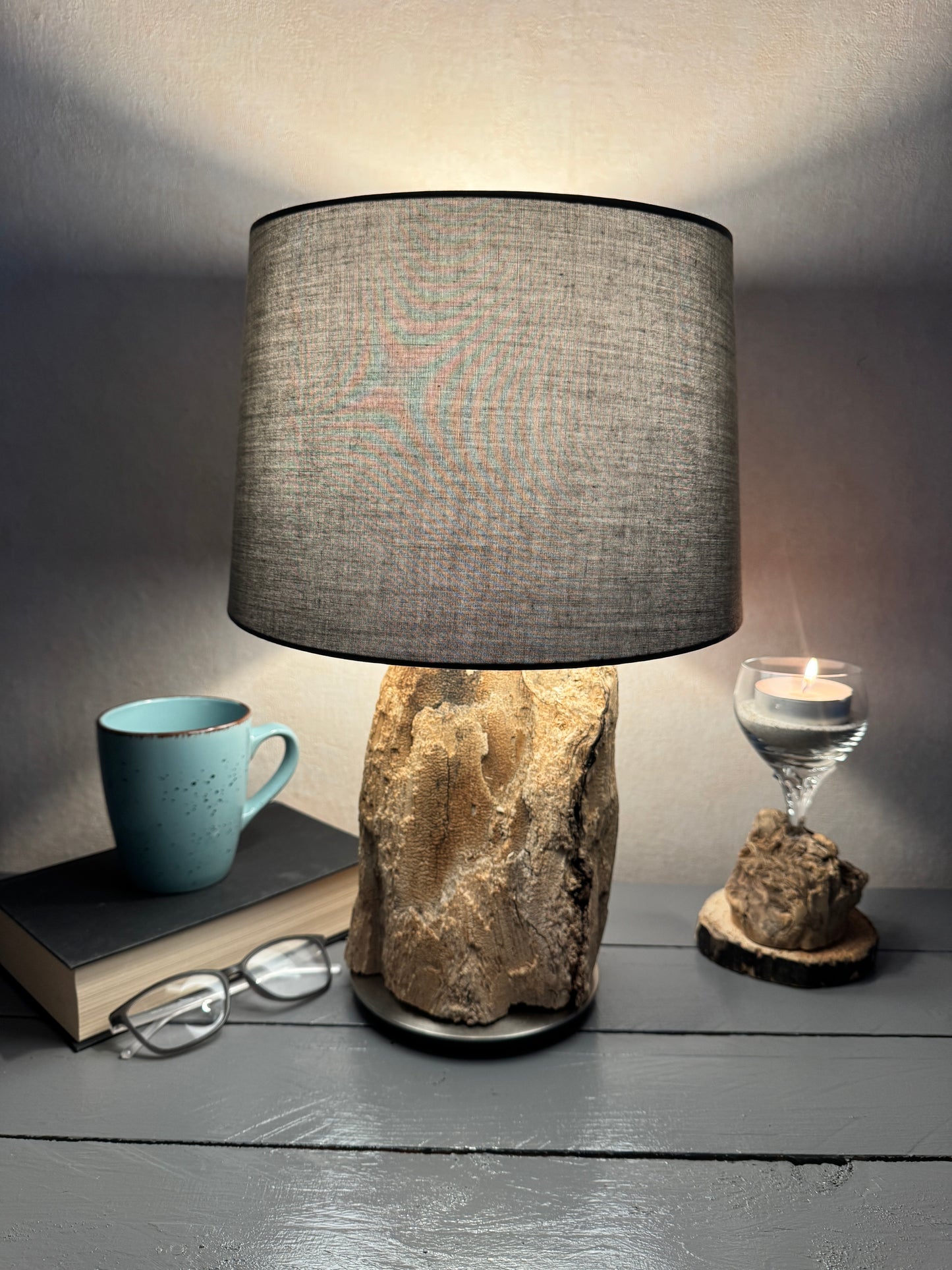 Treibholzlampe mit grauem Lampenschirm 28 cm leuchtend