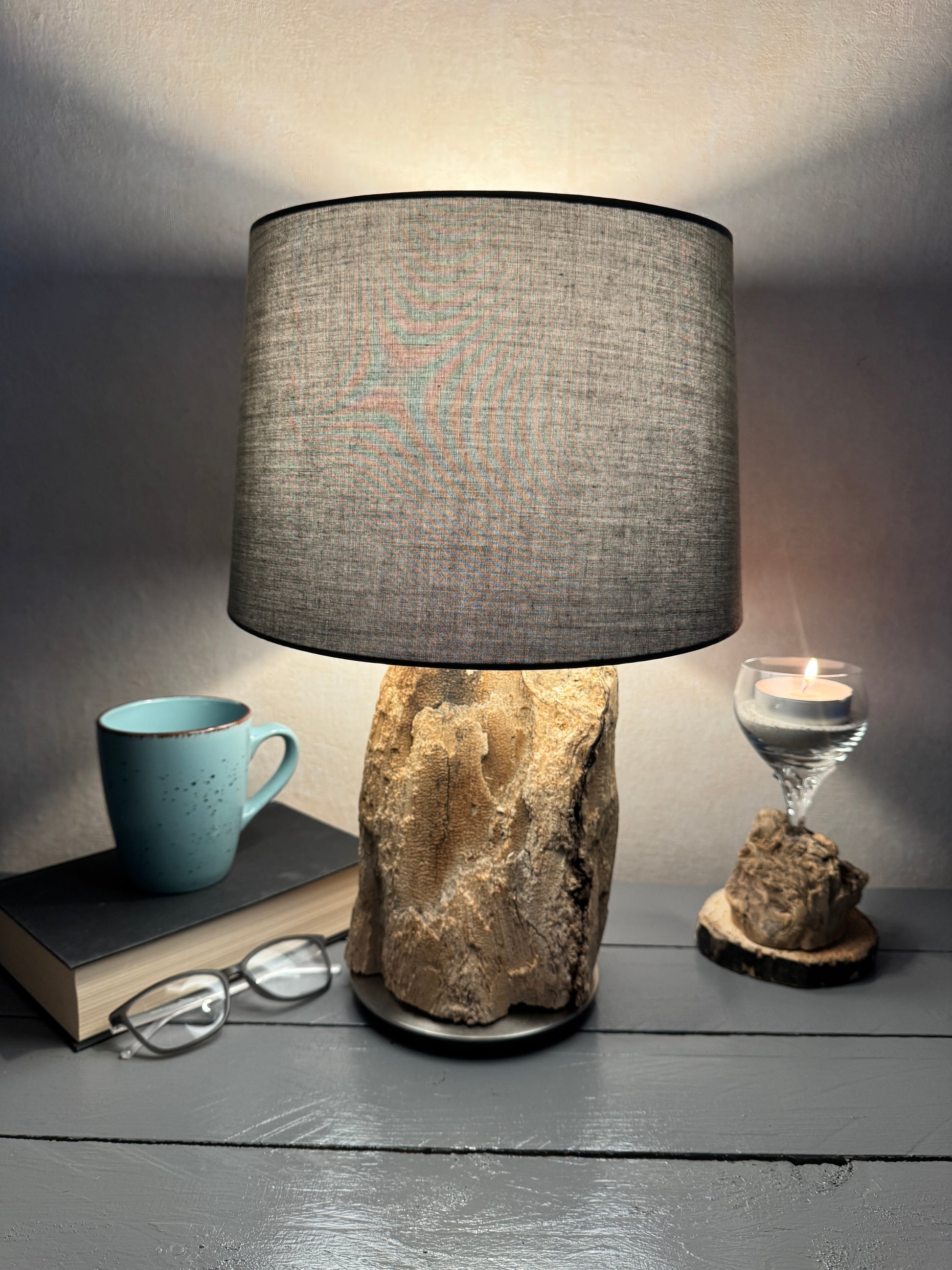 Treibholzlampe mit grauem Lampenschirm 28 cm leuchtend