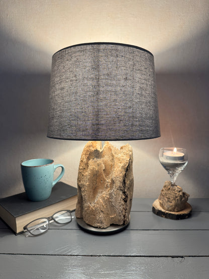 Treibholzlampe mit hellgrauem Lampenschirm 28 cm leuchtend