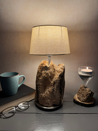 Treibholzlampe mit hellgrauem Lampenschirm 28 cm leuchtend