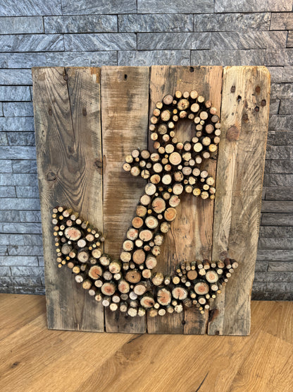 Handgefertigtes Anker-Wandbild aus Palettenholz und Astscheiben mit integrierter LED-Lichterkette.
