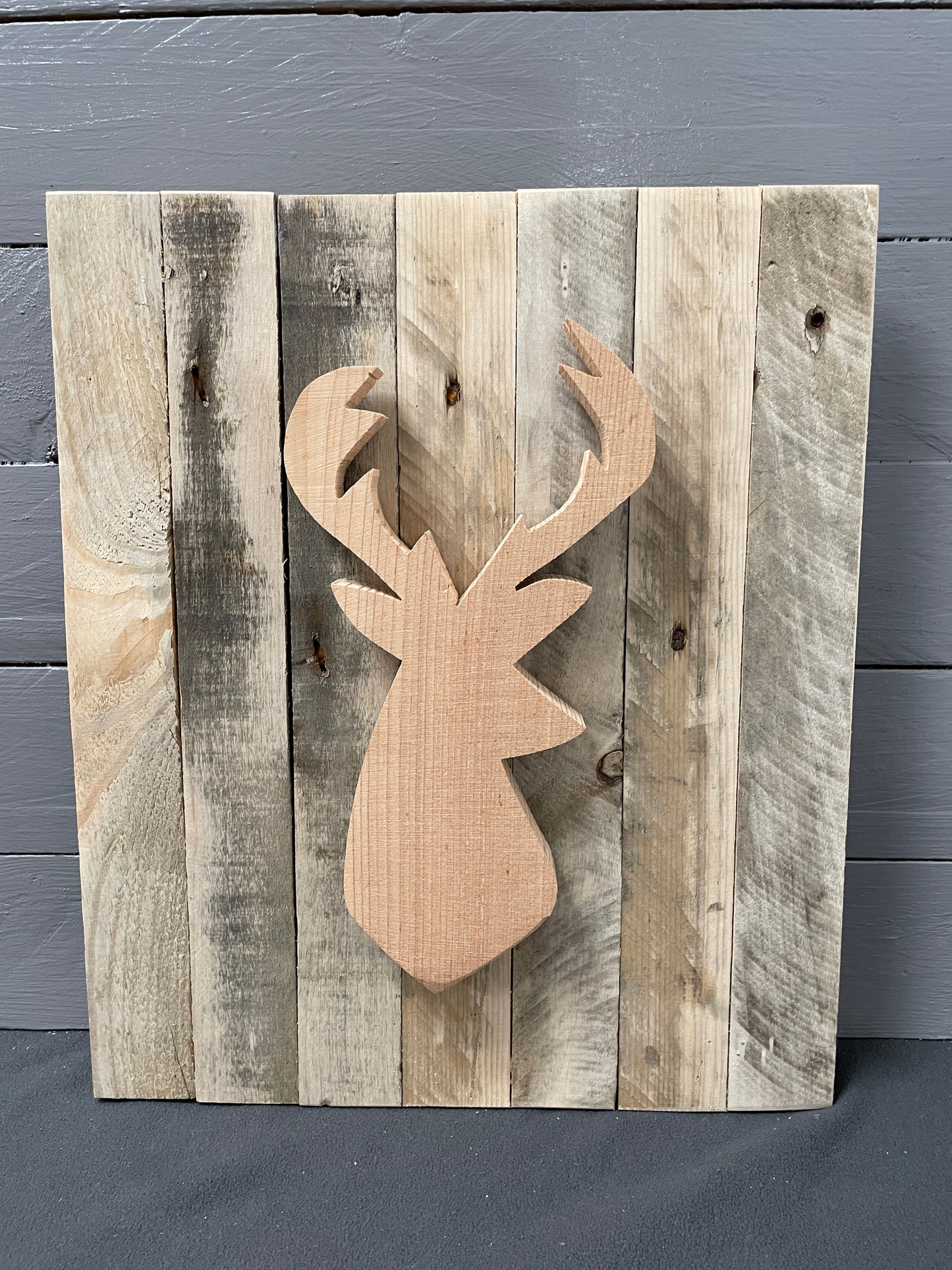 Wandbild mit 3D Hirschkopf und indirekter Beleuchtung