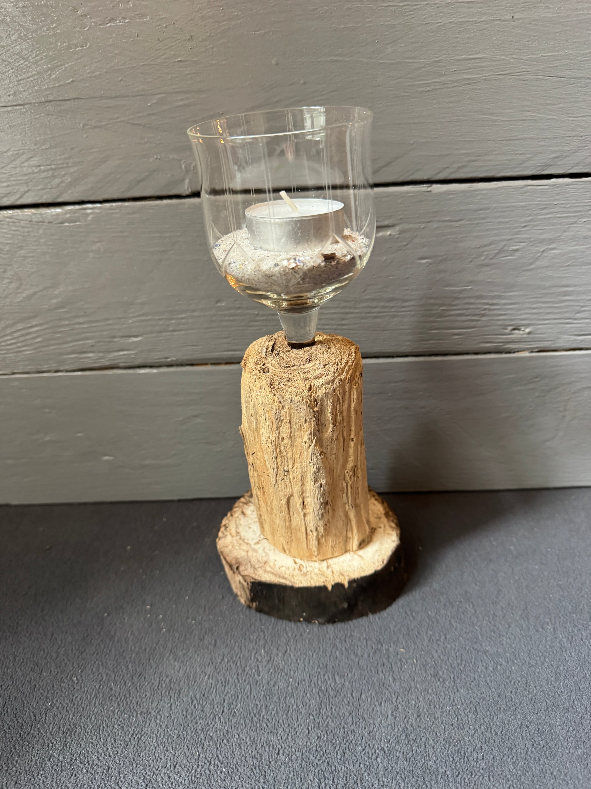Ansicht des Kerzenhalters „Küstenflair“ aus Treibholz und Glas
