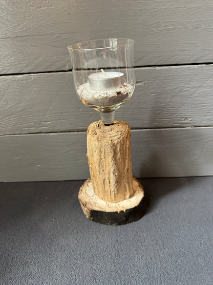 Ansicht des Kerzenhalters „Küstenflair“ aus Treibholz und Glas
