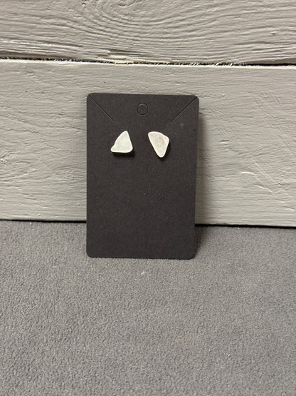 Weiße Meerglas-Ohrringe aus Ostsee-Glas – handgefertigte Ohrstecker aus natürlichem Meerglas.