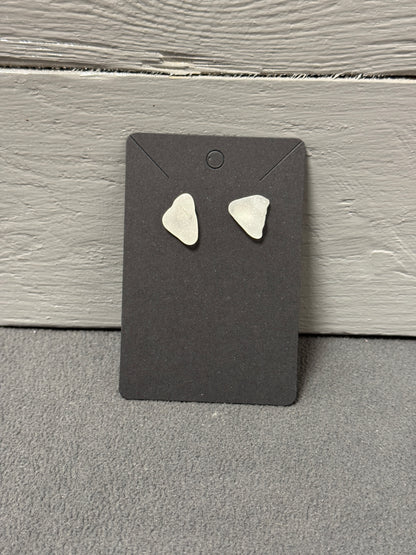 Unikat-Ohrstecker aus echtem weißem Meerglas, nachhaltig gesammelt an der Ostsee.