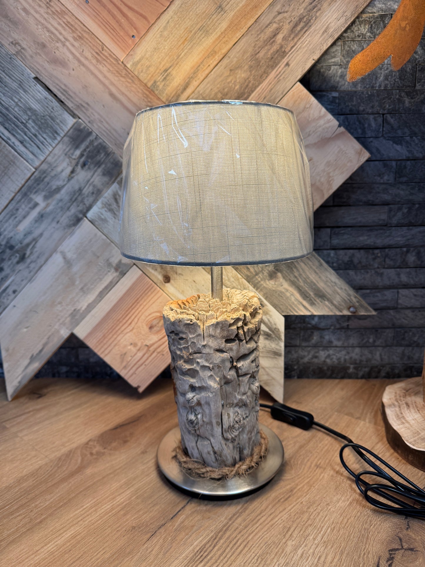 Handarbeit aus Schleswig-Holstein – Treibholzlampe Westerhever
