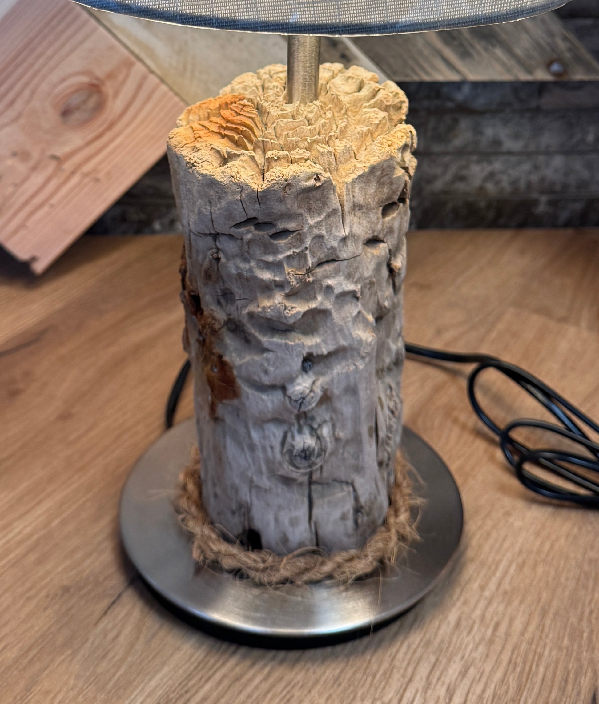 Detailansicht Treibholzlampe Westerhever – natürliche Holzstruktur