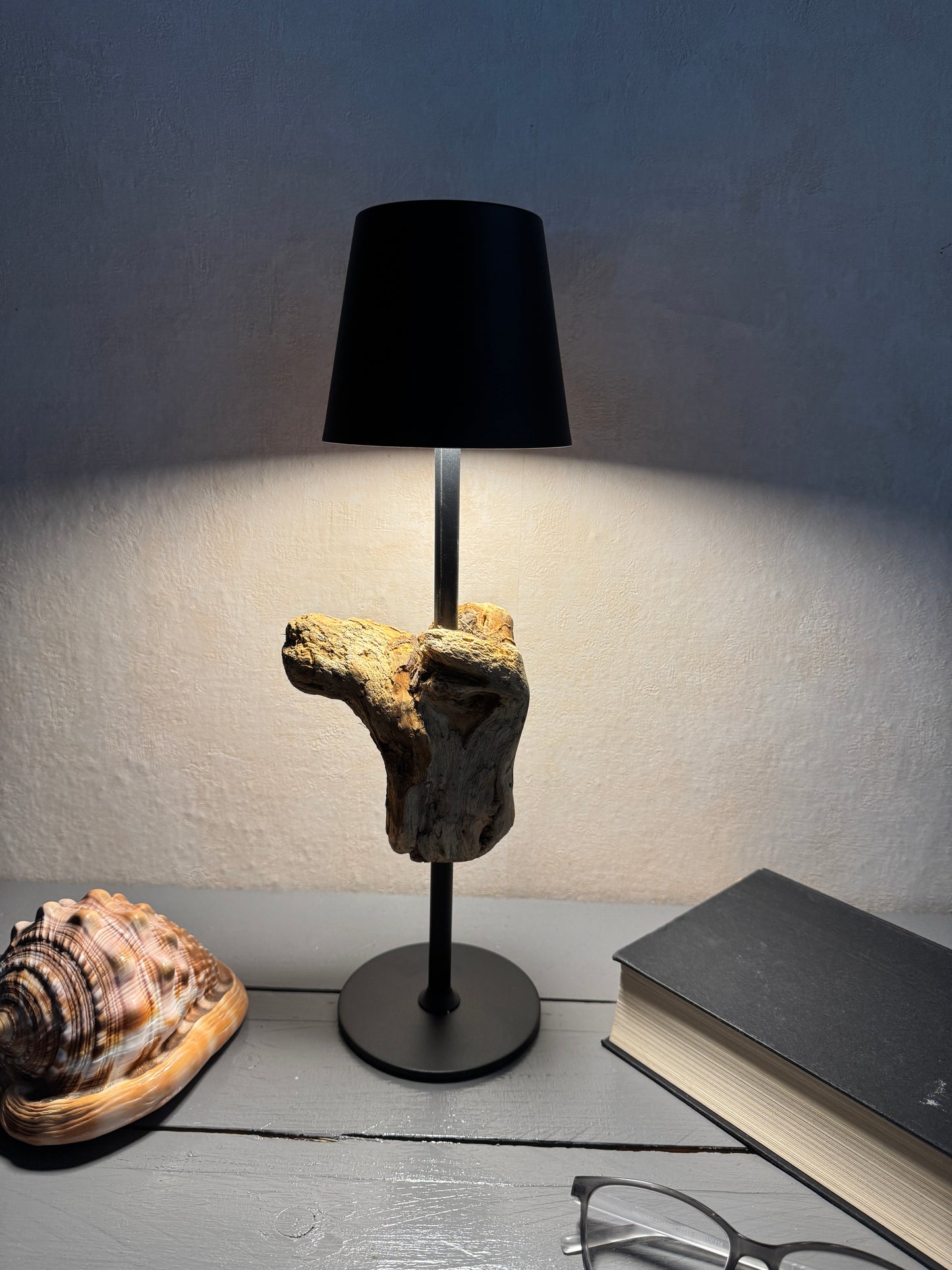 Rückansicht kabellose Treibholzlampe mit Metallfuß