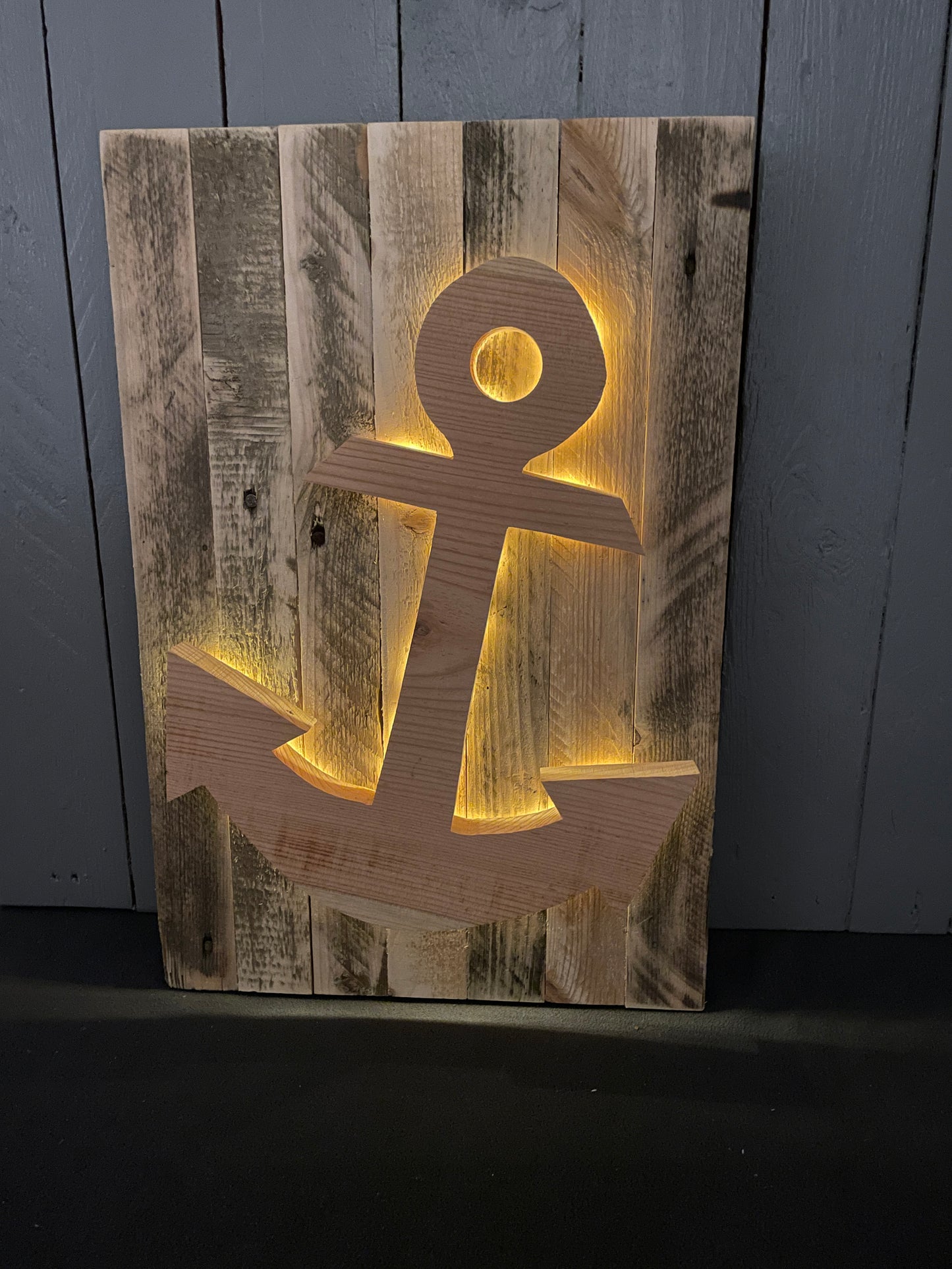 Anker Wandbild aus Holz mit indirekter Beleuchtung