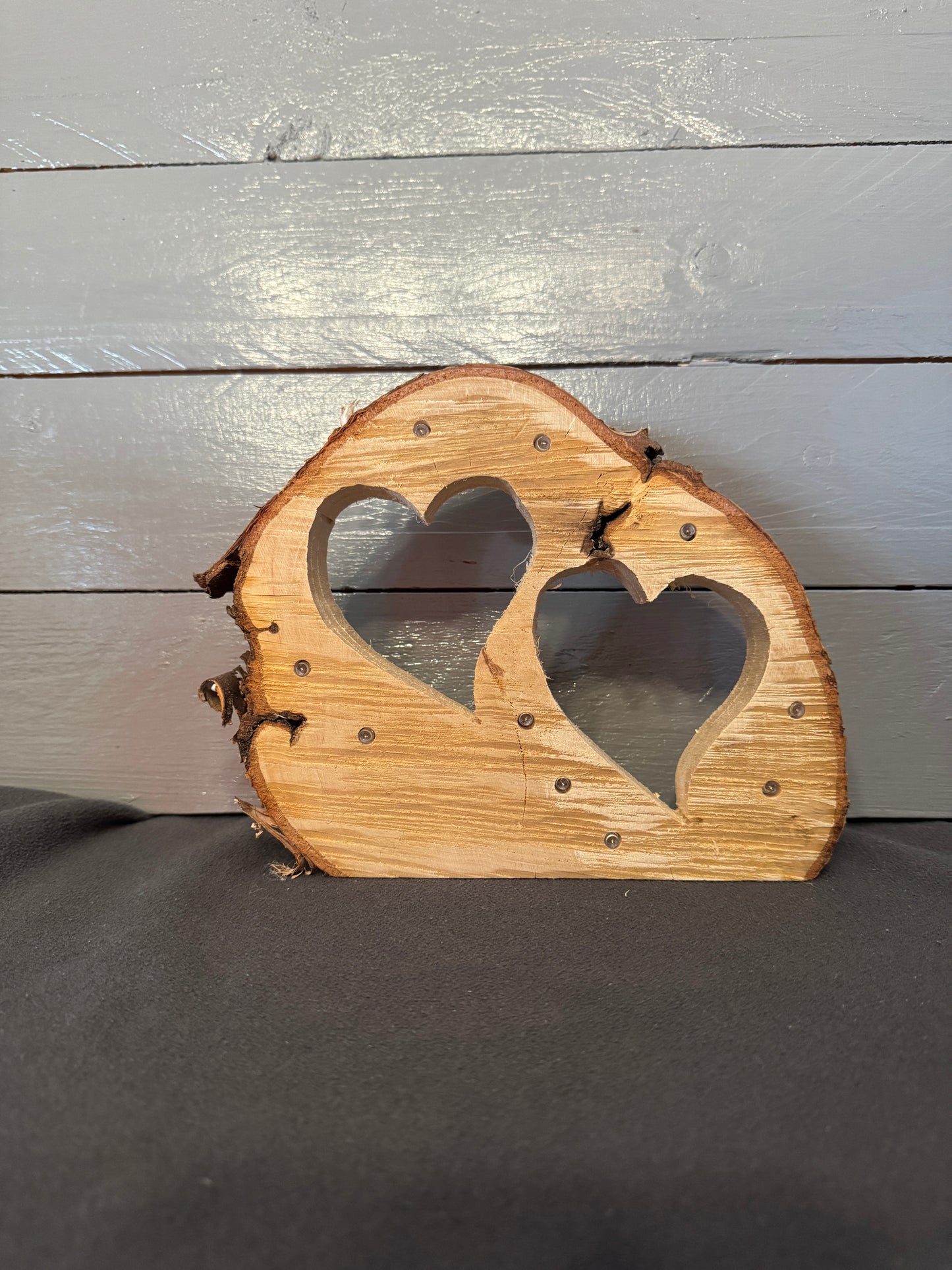 Baumscheibe mit zwei Herzen und LED-Beleuchtung – romantische Holzdeko für Hochzeit oder Jahrestag