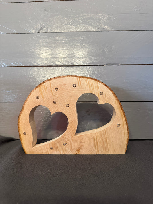 Holzgeschenk mit Doppelherz und warmweißem Licht – nachhaltige Baumscheibe aus Naturholz