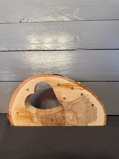 Einzigartige Baumscheibe mit Herzmotiv und LED – charakterstarkes Unikat aus Naturholz