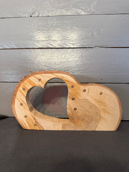 Runde Baumscheibe mit Herz und warmweißem Licht – dekoratives Holzgeschenk