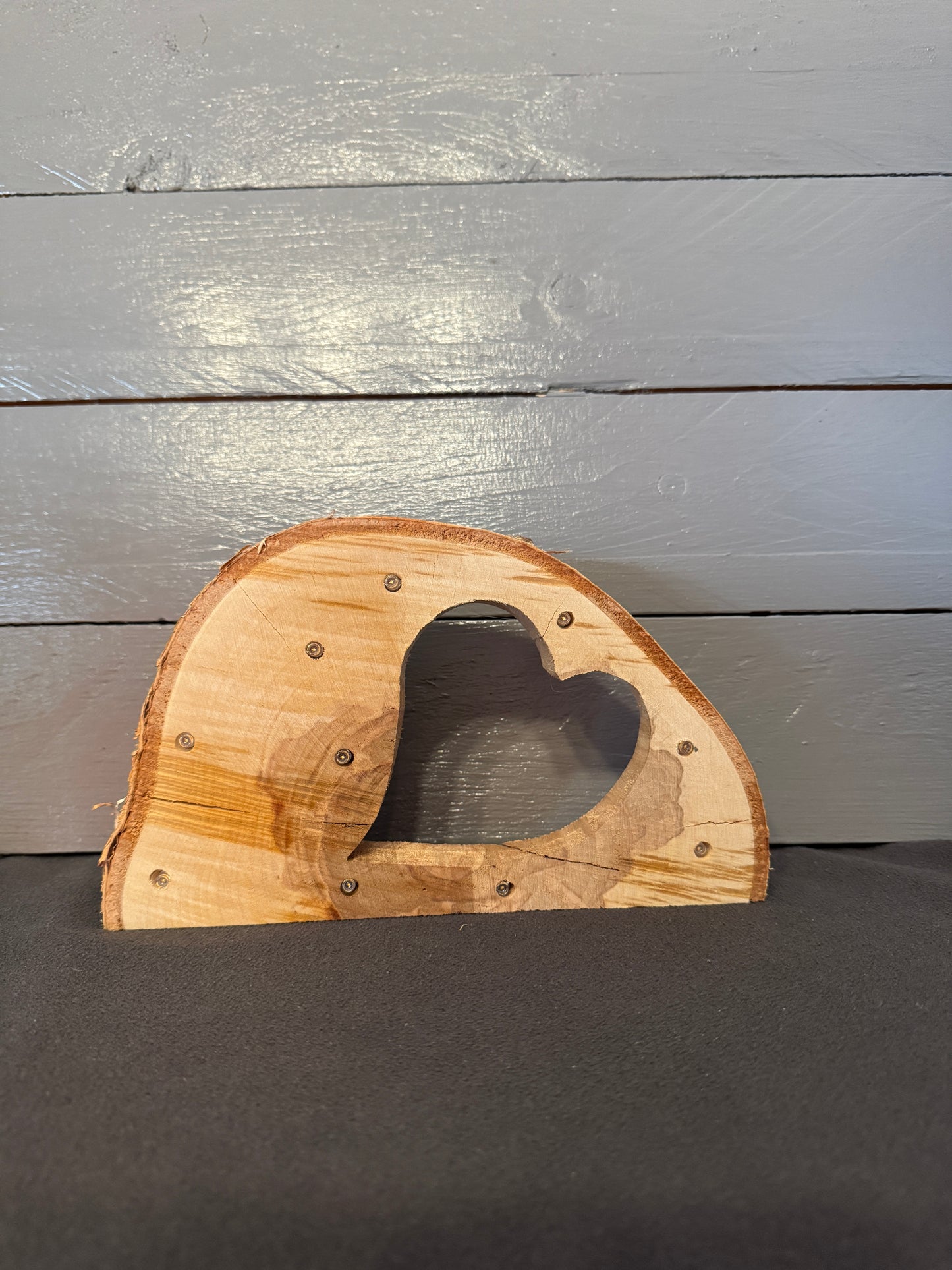 Handgefertigte Baumscheibe mit eingesägtem Herz und LED-Lichterkette – Variante Naturgewachsen aus Schleswig-Holstein