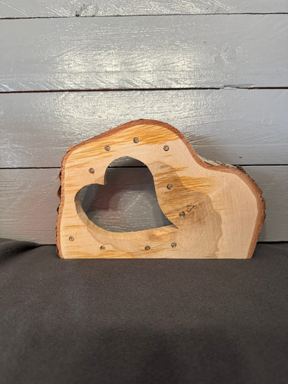 Holzgeschenk mit Herz und LED-Licht – Baumscheibe mit feiner, sanfter Maserung