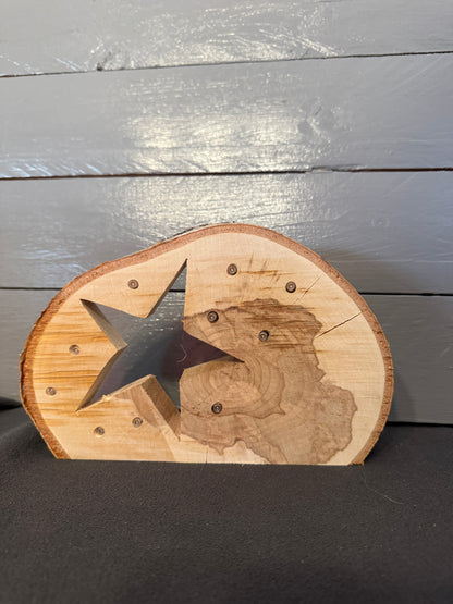 Handgefertigte Baumscheibe mit ausgesägtem Stern und warmweißer LED als Erinnerungslicht aus Naturholz