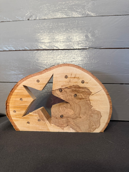 Handgefertigte Baumscheibe mit ausgesägtem Stern und warmweißer LED als Erinnerungslicht aus Naturholz