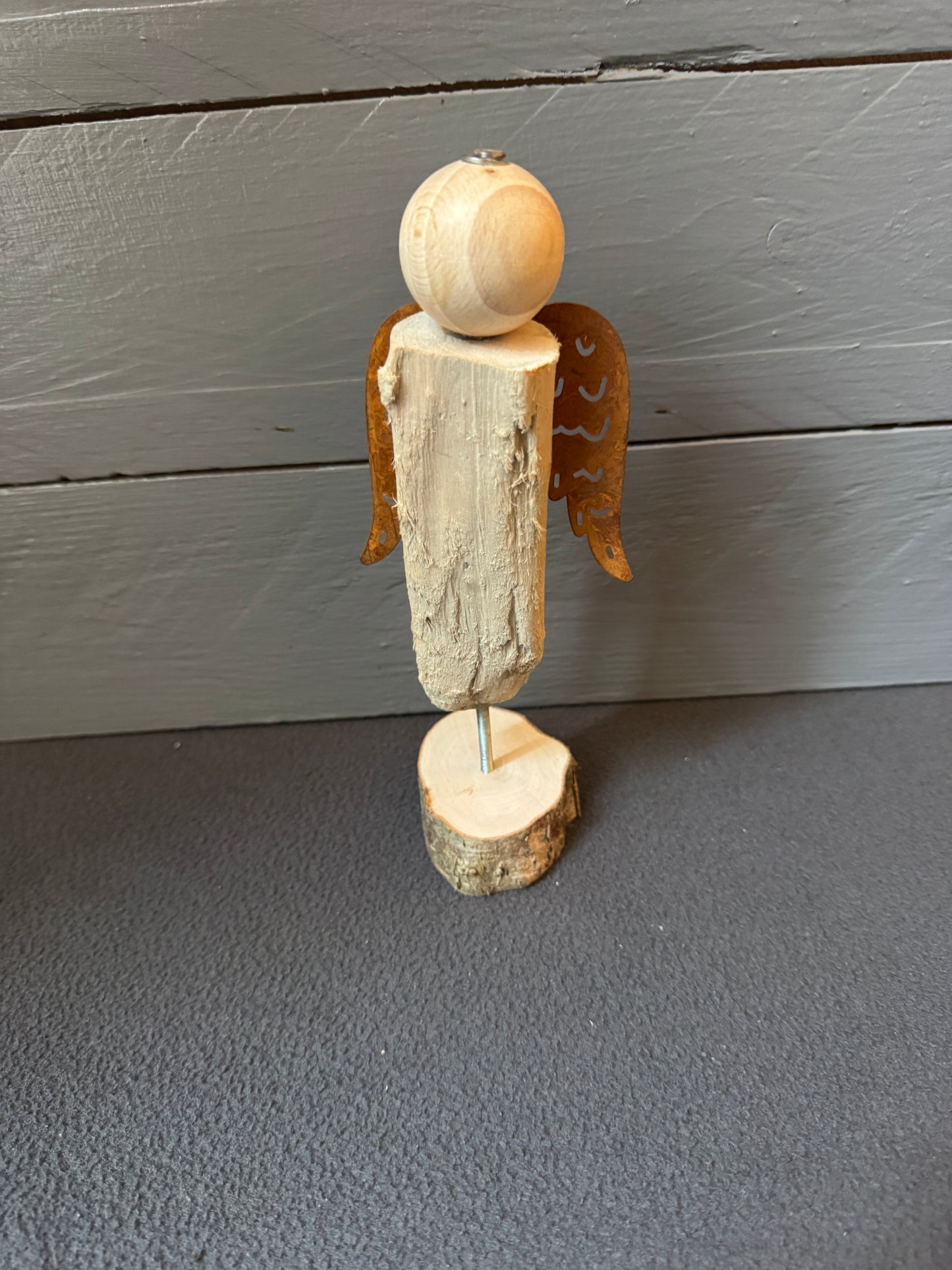 Handgefertigter Engel Amariel aus Treibholz mit rostfarbenen Flügeln