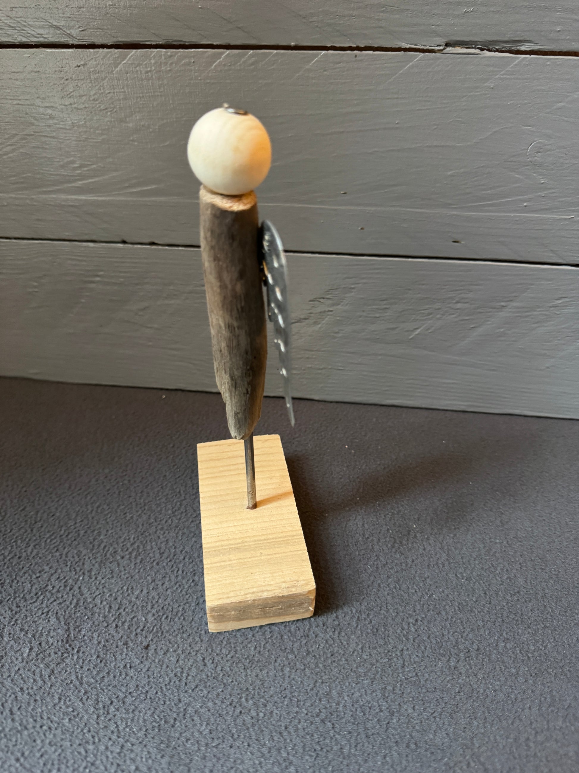 Engel Aquariel aus Treibholz als spirituelle Wohnraumdekoration