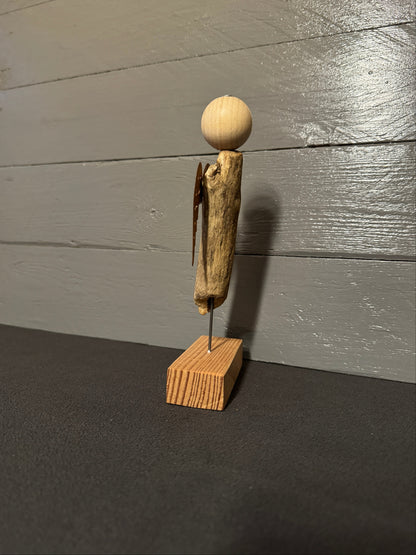 Palettenholz-Fuß von Engel Barachiel als Symbol für Erdung und Stabilität