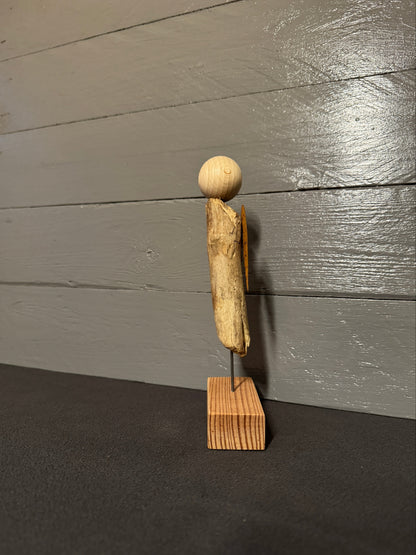 Detailansicht der rostfarbenen Metallflügel von Engel Barachiel