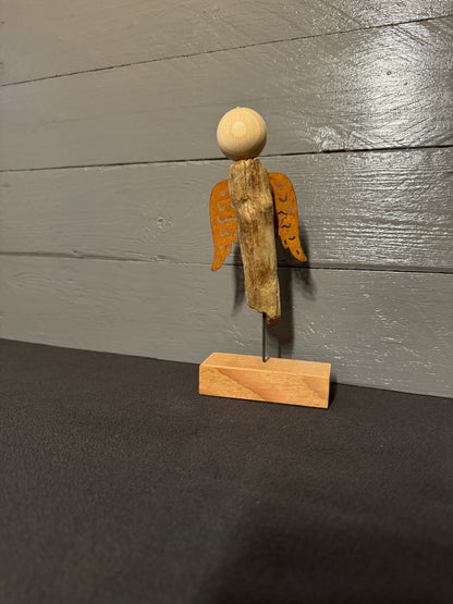 Handgefertigter Engel Barachiel aus Treibholz von der Nordsee mit rostfarbenen Flügeln