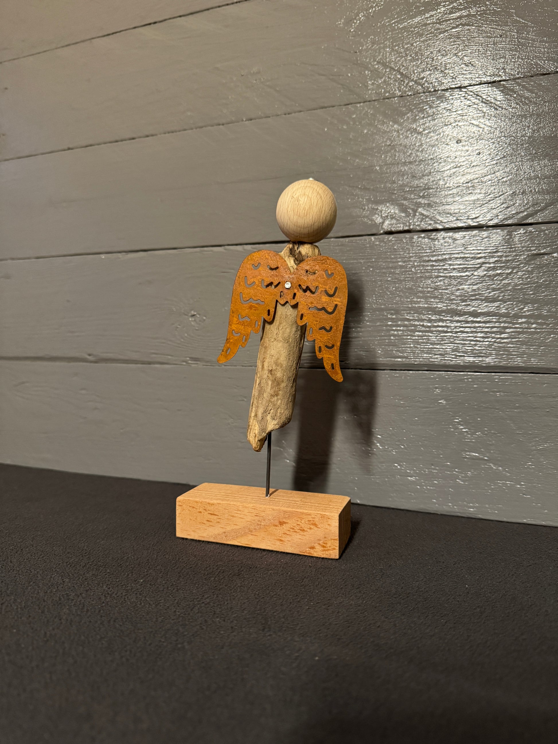 Engel Barachiel aus Treibholz als spirituelle Wohnraumdekoration