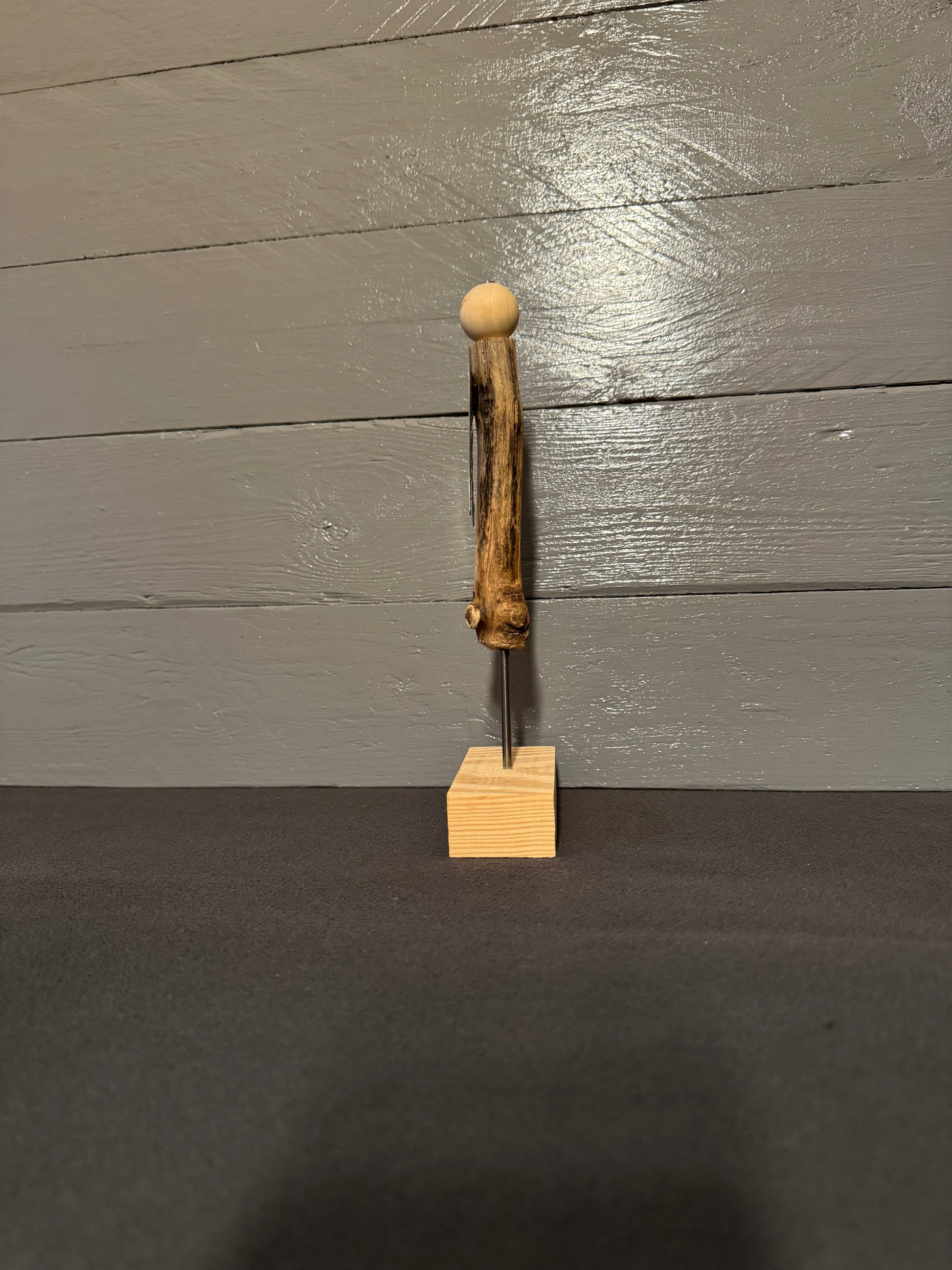 Detailansicht der silberfarbenen Metallflügel von Engel Cassiel